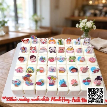 Bánh sinh nhật chia miếng hình ngộ nghĩnh với nhiều topper hoạt hình và động vật, phủ kem tươi trắng.