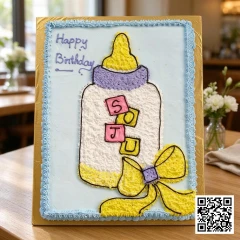 Bánh kem sinh nhật hình chữ nhật trang trí bình sữa em bé, nơ vàng, chữ "Happy Birthday" và chữ cái "SJU" trên nền xanh vàng trắng, phù hợp thôi nôi bé.