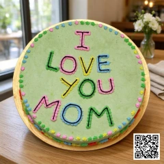 Bánh kem tròn phủ xanh lá nhạt, trang trí chữ 'I LOVE YOU MOM' nhiều màu và viền chấm kem nhỏ, dành tặng mẹ.