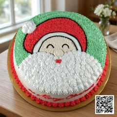 Bánh kem tươi tròn vẽ hình ông già Noel đội mũ đỏ, râu trắng, kèm chữ "Merry Christmas" và trang trí Giáng sinh màu đỏ, xanh lá, trắng.