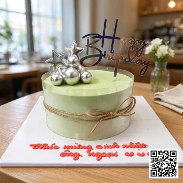 Bánh Mousse Matcha trà xanh đường kiêng hình tròn, trang trí tối giản với topper và bi bạc, màu xanh lá tự nhiên.