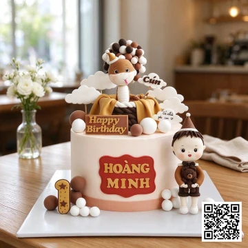 Bánh sinh nhật bé trai 1 tuổi phủ fondant màu kem nâu, trang trí hình rắn tuổi Tỵ và em bé chibi