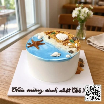 Bánh sinh nhật hình tròn chủ đề biển xanh cát vàng với hiệu ứng sóng nước, bờ cát và các chi tiết trang trí sao biển, vỏ sò.