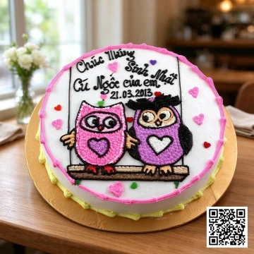 Bánh kem tươi sinh nhật cặp đôi cú mèo dễ thương màu hồng tím, trang trí hình hai chú cú ngồi xích đu, có chữ chúc mừng sinh nhật.