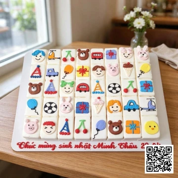 Bánh sinh nhật hình chữ nhật chia 40 miếng vuông, trang trí vẽ kem đa dạng chủ đề động vật, phương tiện giao thông.