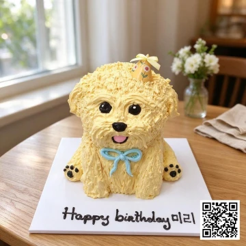 Bánh sinh nhật 3D hình chó Poodle màu vàng kem đáng yêu, phủ kem xù, có nơ xanh và mũ sinh nhật.