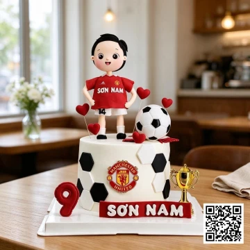 Bánh sinh nhật chủ đề bóng đá Manchester United cho bé trai 9 tuổi, có mô hình cầu thủ nhí, quả bóng và cúp vàng.