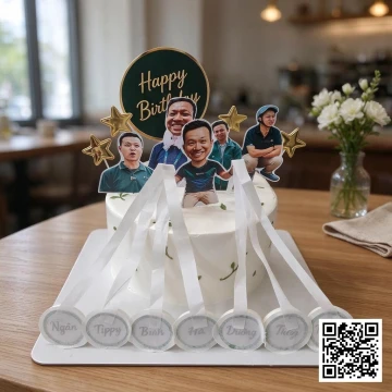 Bánh sinh nhật hình tròn phủ kem trắng, trang trí độc đáo với hiệu ứng đốt cháy và hình in chân dung nam giới.