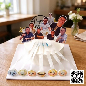 Bánh sinh nhật tròn đốt cháy in hình ảnh cá nhân, có ruy băng và topper Happy Birthday.