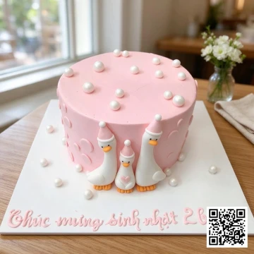Bánh sinh nhật hình tròn phủ kem tươi màu hồng pastel, trang trí gia đình ba chú vịt con bằng fondant, hạt ngọc trai đường.