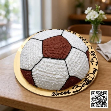 Bánh sinh nhật hình quả bóng đá 3D kem tươi Vani trắng nâu, có chữ Happy Birthday Ngọc Bảo, đế bánh xanh
