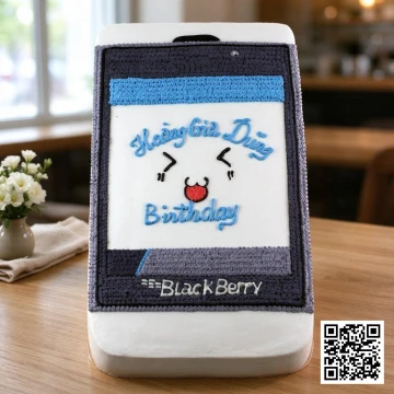 Bánh sinh nhật kem tươi hình điện thoại BlackBerry màu xanh trắng, vẽ tay chi tiết bàn phím và màn hình, trang trí chữ "Birthday".