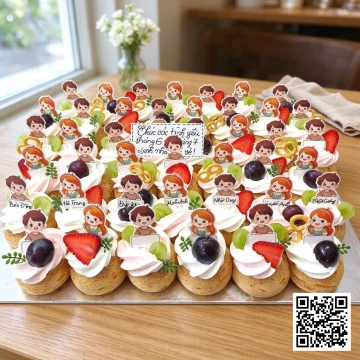 Khay bánh su kem mini trang trí kem tươi, trái cây và topper học sinh chibi, có in tên riêng.
