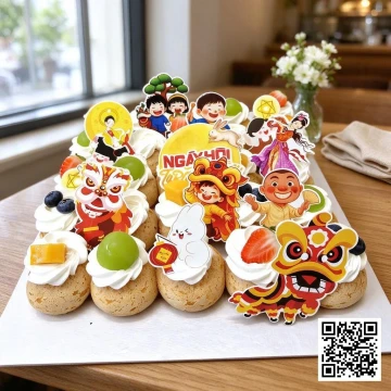 Mâm bánh su kem Trung thu ghép từ nhiều viên nhỏ, trang trí trái cây tươi và topper giấy hình chị Hằng, chú Cuội, đầu lân, thỏ ngọc.