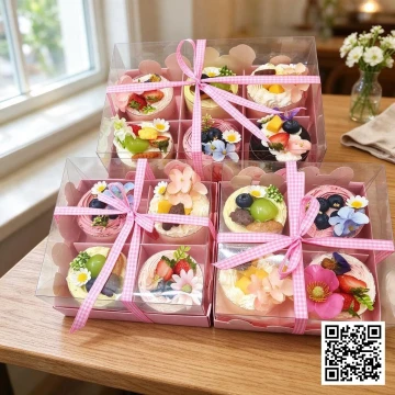 Set bánh cốc nhỏ xinh trang trí hoa quả tươi và kem, có nơ ruy băng.