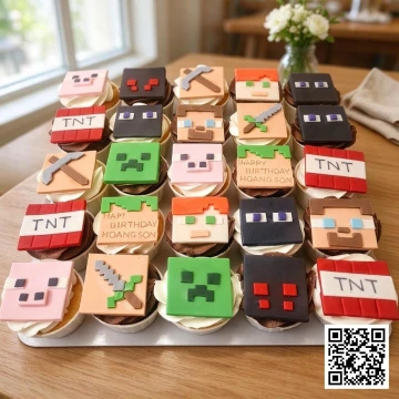 Set bánh cupcake Minecraft cho bé trai với các nhân vật Creeper, TNT, kiếm, cuốc chim và tên bé Happy Birthday Hoang Son.