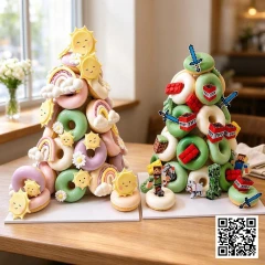 Tháp bánh donut sinh nhật thiết kế riêng với các decor hình mặt trời, cầu vồng, mây và nhân vật Minecraft.
