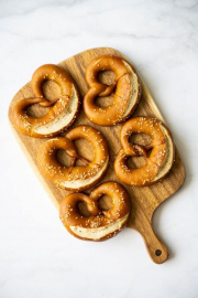 Công thức và cách làm bánh pretzels men tự nhiên sourdough theo Andrew Nguyen