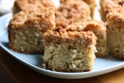 Bánh chuối chà là với lớp vỏ giòn rụm - Banana crumble cake