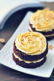 Mini Chocolate Cake with Peanut Butter Frosting - Công thức bánh bông lan sô-cô-la không sử dụng lò nướng