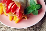 Bánh Crepe cuộn đào chua ngon thơm lạ