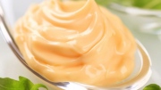 Sốt dầu trứng hay còn gọi là mayonnaise dùng trong bánh mì và các loại bánh mặn