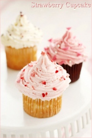 Cupcakes kem tươi hình chóp nón đáng yêu