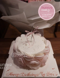 Bánh Sinh Nhật Hoa Giấy Gạo Từ Hunnie Cake – Món Quà Lãng Mạn Thắp Sáng Đêm Tiệc Kỷ Niệm