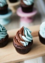 Bánh cupcake sinh nhật chocolate xoáy kem hai màu