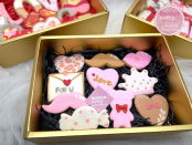 Hộp quà bánh cookies chứa thông điệp yêu thương tặng Valentine, tặng là yêu ngay