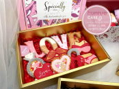 Hộp quà bánh cookies chứa thông điệp yêu thương tặng Valentine, tặng là yêu ngay